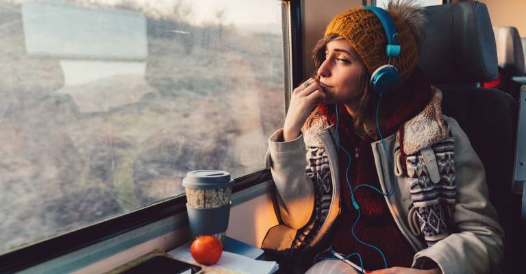 Een studente zittend in de trein